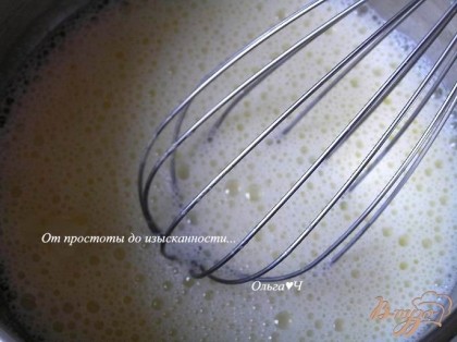 Желтки взбить с мятным сиропом. Влить горячее молоко и довести смесь до 85*С (или пока от массы не начнет подниматься пар). Остудить.