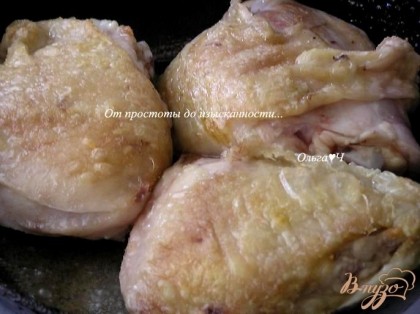 Куриные бедра посыпать солью и смесью специй, затем обжарить на растительном масле с двух сторон. Тушить 15 минут. Параллельно поставить вариться рис.