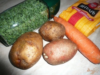 Подготовлю все немногочисленные ингредиенты. Картофель и морковь мою, рис замачиваю в воде, потом тоже мою.