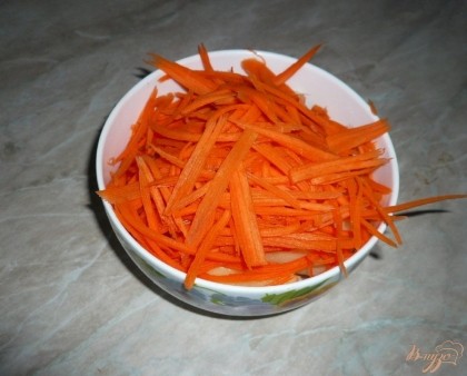 Морковь чищу и тонко нарезаю или натираю на крупной терке.