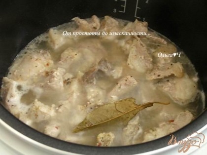 Залить мясо горячей водой и добавить лавровый лист. Готовить в режиме "Суп" 1 час 10 минут.