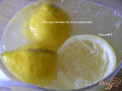 В сок добавить воду и корки от лимонов. Убрать в холодильник и дать настояться около часа.