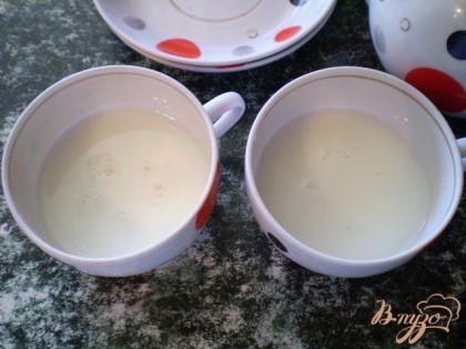 По чашкам разлейте молоко. Добавьте настой процеженный и сахар или мед.