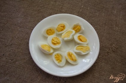 Остудите и очистите яйца. Разделите их пополам.
