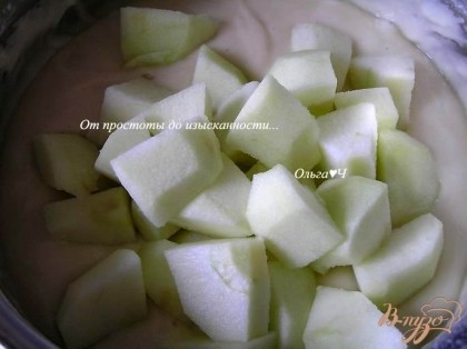 Яблоки очистить от кожуры и сердцевины, нарезать кусочками, добавить в тесто, перемешать.
