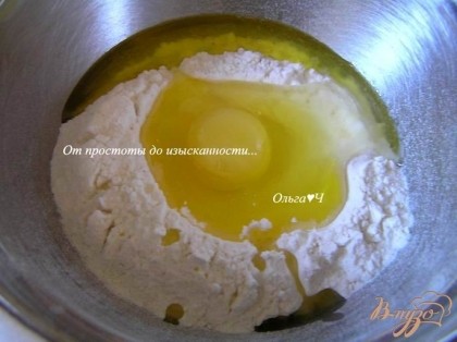 Муку смешать с солью, добавить яйцо, растопленное сливочное масло и половину молока,