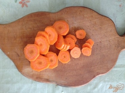 Морковку нарезаем кружочками