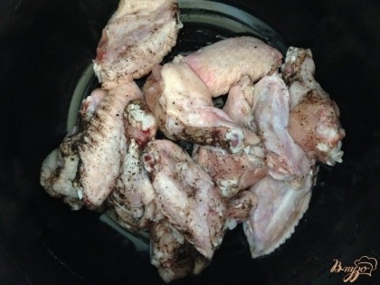 Куриные крылья моем , очищаем от излишков , солим перчим по вкусу и оставляем ненадолго в кастрюле, чтоб мясо пропиталось