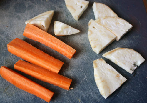 Морковь режем вдоль, луковицу пополам, сельдерей на кусочки.