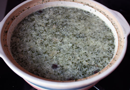 После того, как суп закипит, его надо выключить и влить, помешивая, яйца. На этом же этапе добавляем карри и мелко нарезанную зелень. Накрываем крышкой на пару минут, чтобы суп был ароматнее.  