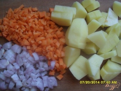 Порезать картофель,лук,морковь.