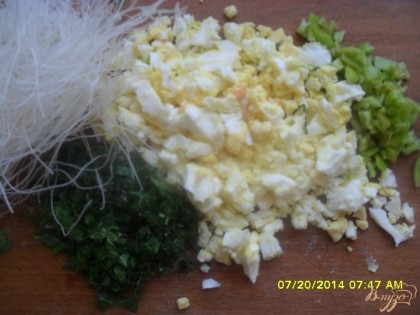 Когда картофель почти готова,добавить мелко нарезанные:вареные яйца, болгарский перец,зелень и конечно соль и перец по вкусу.