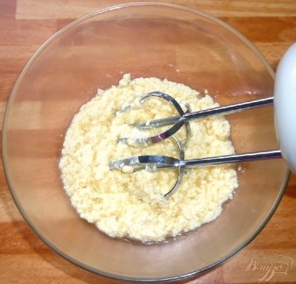 Размягчённое сливочное масло смешать с коричневым сахаром и ванилином,добавить яйцо и взбить с помощью миксера.