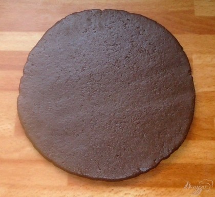 Тёмное тесто раскатать в пласт толщиной 0,5 см.