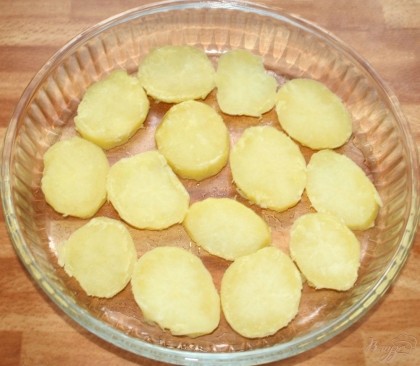 Форму для запекания смазать растительным маслом,выложить слой картофеля,посолить.