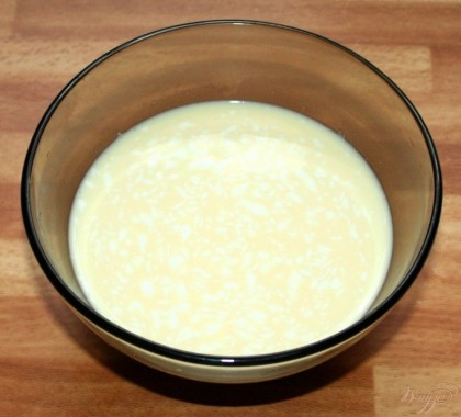 Яичные желтки смешать со сливками и солью (вместо сливок можно взять молоко + немного сметаны).