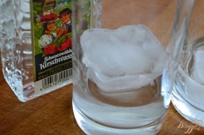 По стаканчикам разложить лед и разлить водку. Наполнить  арбузно-апельсиновым соком.