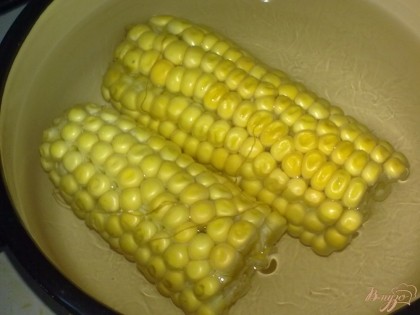 Кукурузу отварить и отделить зерна.