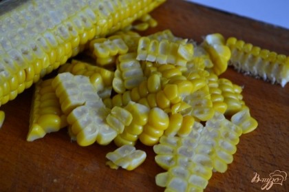 Початок кукурузы отварить и срезать зерна.