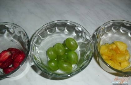 На дно формочек положить фрукты (ягоды), а сверху выложить крем.