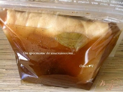Лопатку положить в пакет для запекания и залить соляным раствором со специями (или просто залить лопатку раствором в форме). Оставить мариноваться минимум на сутки.