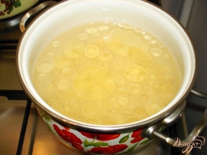 На плиту ставим кастрюлю с водой и картофелем и начинаем варить. В кастрюлю вливаем растительное масло и не делаем пассеровку. Таким способом варят супы в Греции. Особенно они полезные для тех, кому нельзя жареную пищу. Они получаются лёгкими и щадящими для желудка.