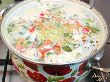 Добавьте зелень и подержите суп на плите ещё минут пять. Часть зелени оставьте, чтобы добавить их свежими, прямо при подаче в тарелку.