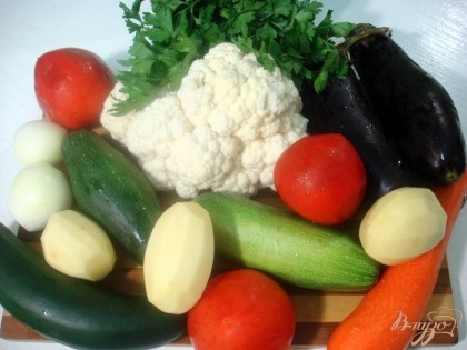 Для рагу мы приготовили, картофель, морковь, лук, кабачки, баклажаны, цветную капусту, кукурузу, помидоры, зелень.