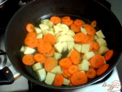 Картофель и морковь чистим и отправляем на разогретую сковороду с растительным маслом. Жарим вместе.