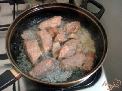 На сковороде разогреваем растительное масло и обжариваем на нём мясо.