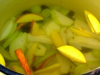 Сложить ягоды и фрукты в кастрюлю, залить водой, довести до кипения. Добавить сахар и варить несколько минут.