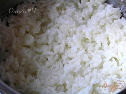 Рис отварить в молоке до состояния густой каши, добавить оставшийся сахар и лимонный сок, перемешать. Влить мятный сироп, перемешать.