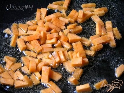 На оставшемся растительном масле обжарить нарезанную брусочками морковь.