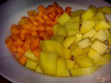 Картофель очистить, вымыть и нарезать кубиками.Морковь очистить, вымыть и нарезать кубиками.