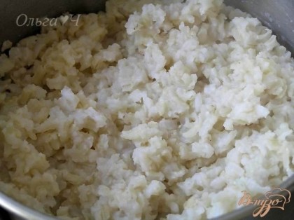 Рис отварить в подсоленой воде до готовности как указано на упаковке.