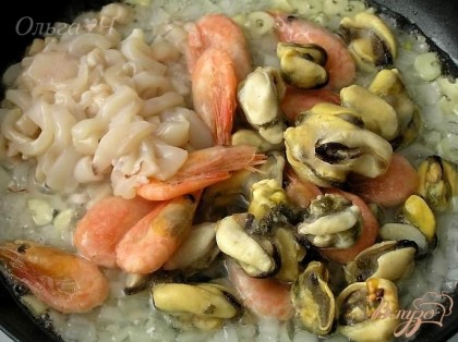 На оливковом масле обжарить лук и чеснок. Добавить нарезанные кальмары, креветки и мидии, готовить помешивая.