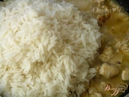 Добавить готовый рис к курице, влить чуток рисовой воды, перемешать.