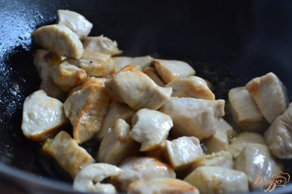 Куриные грудки нарезать на кусочки, немного посолить и обжарить  до румяного цвета в сковороде на оливковом масле.