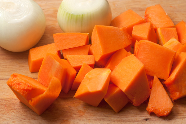 Вымыть и почистить овощи. Нарезать их произвольными кусочками.  Можно не использовать морковь, а заменить ее равным количеством мякоти тыквы.
