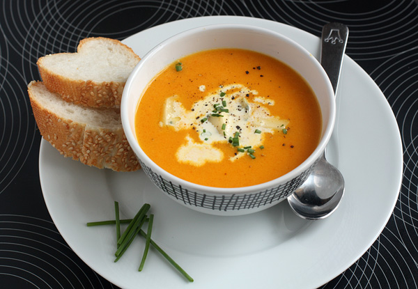 Подавать этот суп можно с зеленью, со сметаной или сливками.  Очень вкусно будет, если положить в тарелки кубики сыра с голубой плесенью и гренки. 