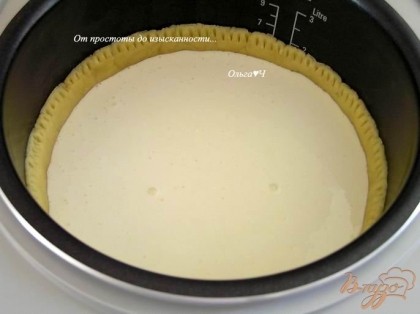 Охлажденное тесто распределить руками в чаше мультиварки, чуть смазанной маслом, сделать бортики около 5 см. Аккуратно вылить творожную начинку на тесто.