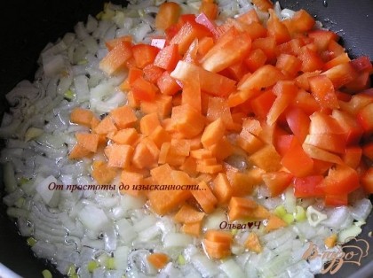 Лук, морковь и перец нарезать и обжарить на растительном масле,