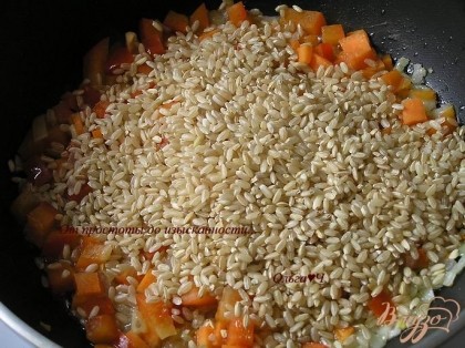 всыпать рис, готовить помешивая 1-2 минуты, пока рис не станет прозрачным.
