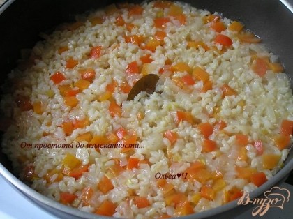 Влить воду так, чтобы рис был покрыт на 1-1,5 см. Добавить лавровый лист. Готовить под крышкой, пока рис не впитает в себя всю воду.