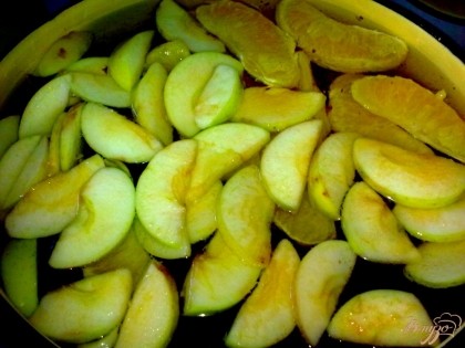 Чернослив положить в кастрюлю, залить водой и довести до кипения. Затем добавить апельсин, яблоки и сахар. Варить несколько минут.