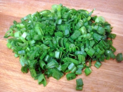 Зелёный лук моем отрезаем белую часть и мелко нарезаем, пересыпаем в салатницу.