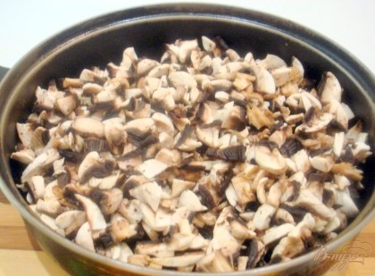 Шампиньоны чистим и нарезаем мелкими кусочками. Жарим их в трёх ложках растительного масла, постарайтесь не пересушить. Готовые жареные грибы аккуратно снимите со сковороды, а масло перелейте в сковороду.