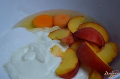 В мисочку выложить творог, сахар, 2 яйца и кусочки 1 персика.