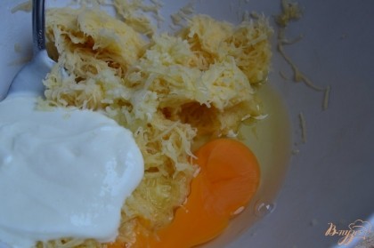 Выбить яйцо, добавить творог и чеснок (выдавить через пресс)Соль и черный перец добавляем по вкусу.