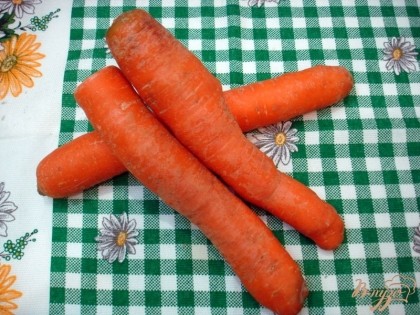Понадобится морковь. Моем её, чистим.